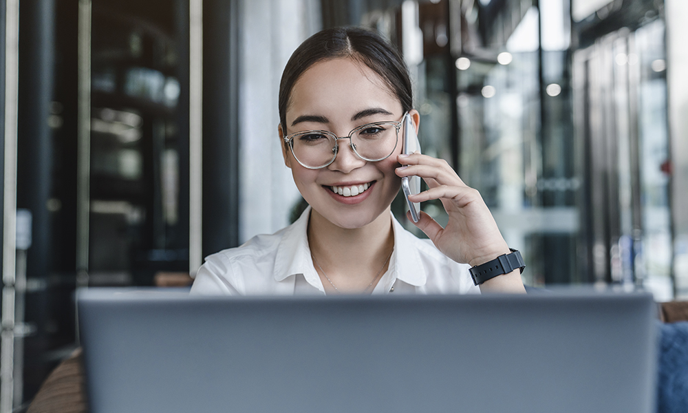 bright-horizon-female-student-on-phone.jpg